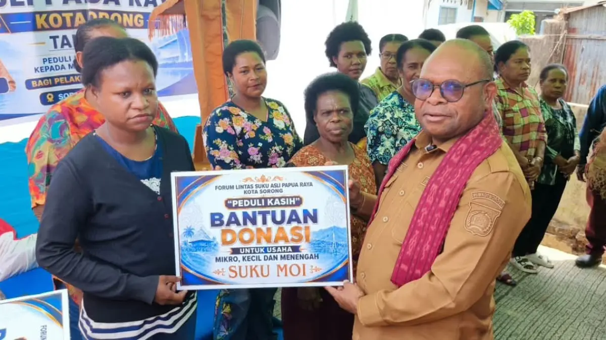 Wali Kota Sorong Septinus Lobat, S.H., MPA., saat memberikan bantuan kepada 12 suku asli Papua di Kota Sorong untuk mendukung pengembangan UMKM. (Ceposonline.com/FAUZIA)&nbsp;