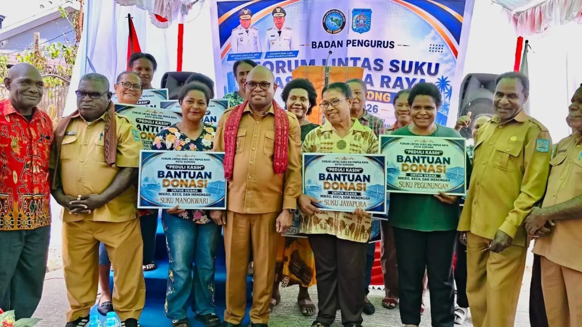 Wali Kota Sorong Serahkan Bantuan Kepada 12 Suku Asli Papua, Sasar UMKM dan Pendidikan
