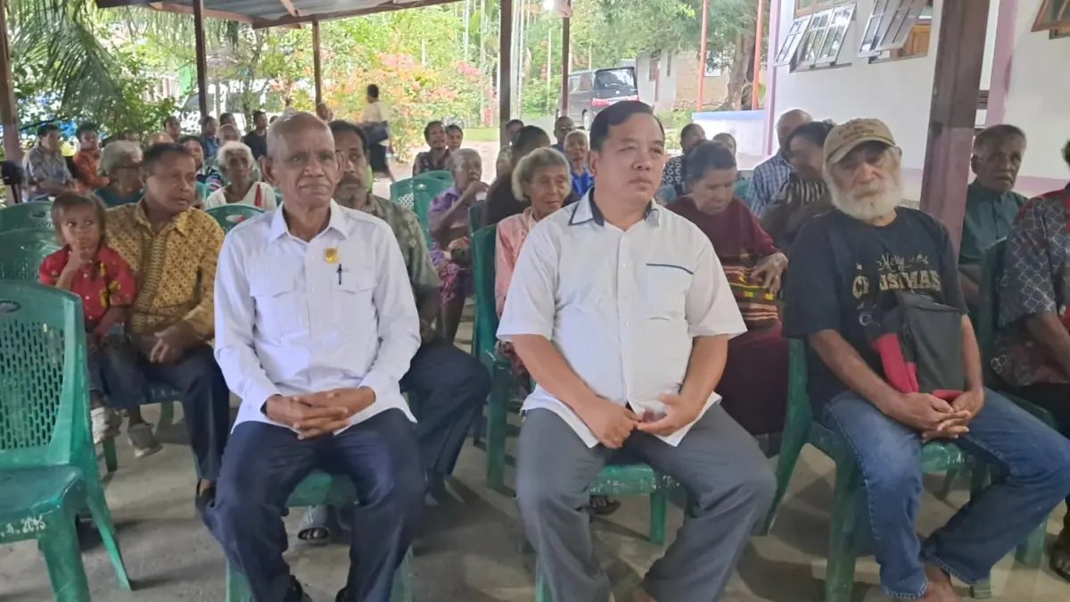 Anggota DPR Provinsi Papua Alberth Merauje saat (pakai pin) duduk bersama warga Abepantai dalam reses Sabtu (29/8/2026). Disini ia mendapat keluhan bahwa warga sudah bosan dengan janji-janji manis pejabat. (CEPOSONLINE/KAREL)&nbsp;