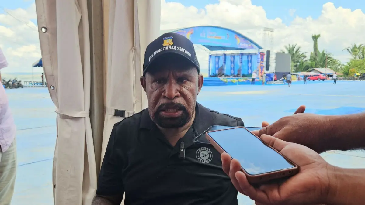 Bupati Jayapura Yunus Wonda memberikan keterangan pers terkait rencana pembukaan FDS XV, Kamis (3/9/2026), dan yang hadir Wakil Menteri Pariwisata Republik Indonesia Ni Luh Enik Ermawati. Rabu (2/9/2026).&nbsp;(CEPOSONLINE.COM/Priyadi)
