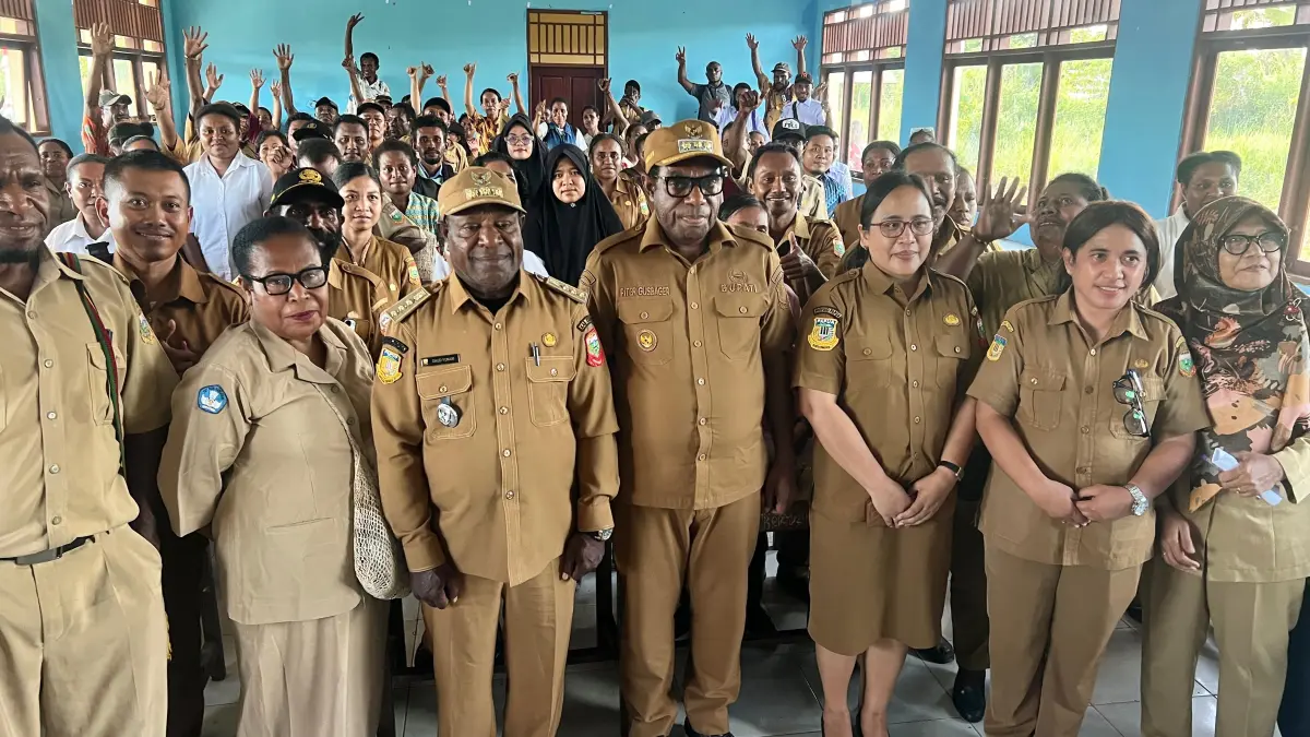 Bupati Keerom, Piter Gusbager saat berfoto dengan para guru di SMPN 1 Senggi, Senin (31/8/2026). (CEPOSONLINE.COM/ERIANTO).