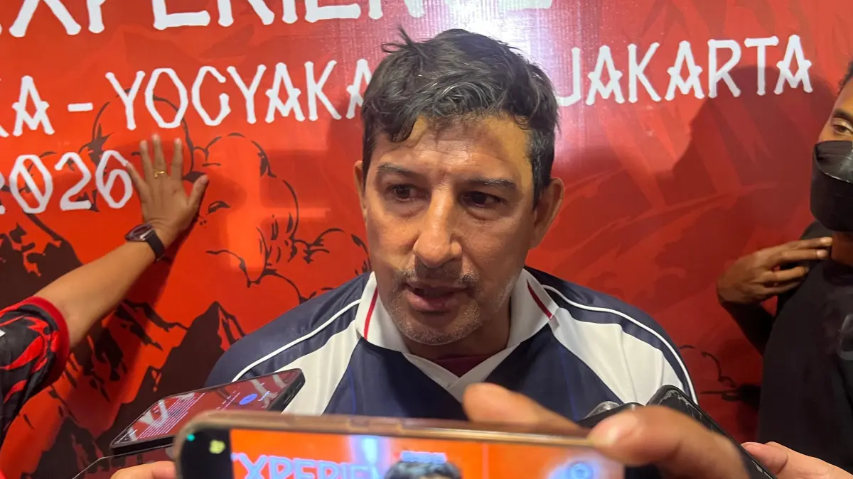 Direktur Sepakbola Persipura, Alfredo Vera, memberikan keterangan kepada awak media di Horison Hotel Kotaraja, Minggu (30/8/2026). (CEPOSONLINE.COM/ERIYANTO)