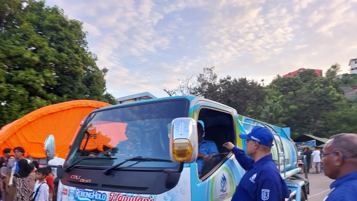Entis Sutisna, Direktur PTAMJ saat memastiknya penyediaan air bersih di posko pengungsian, Selasa (1/9/2026) (CEPOSONLINE.COM/KAREL)