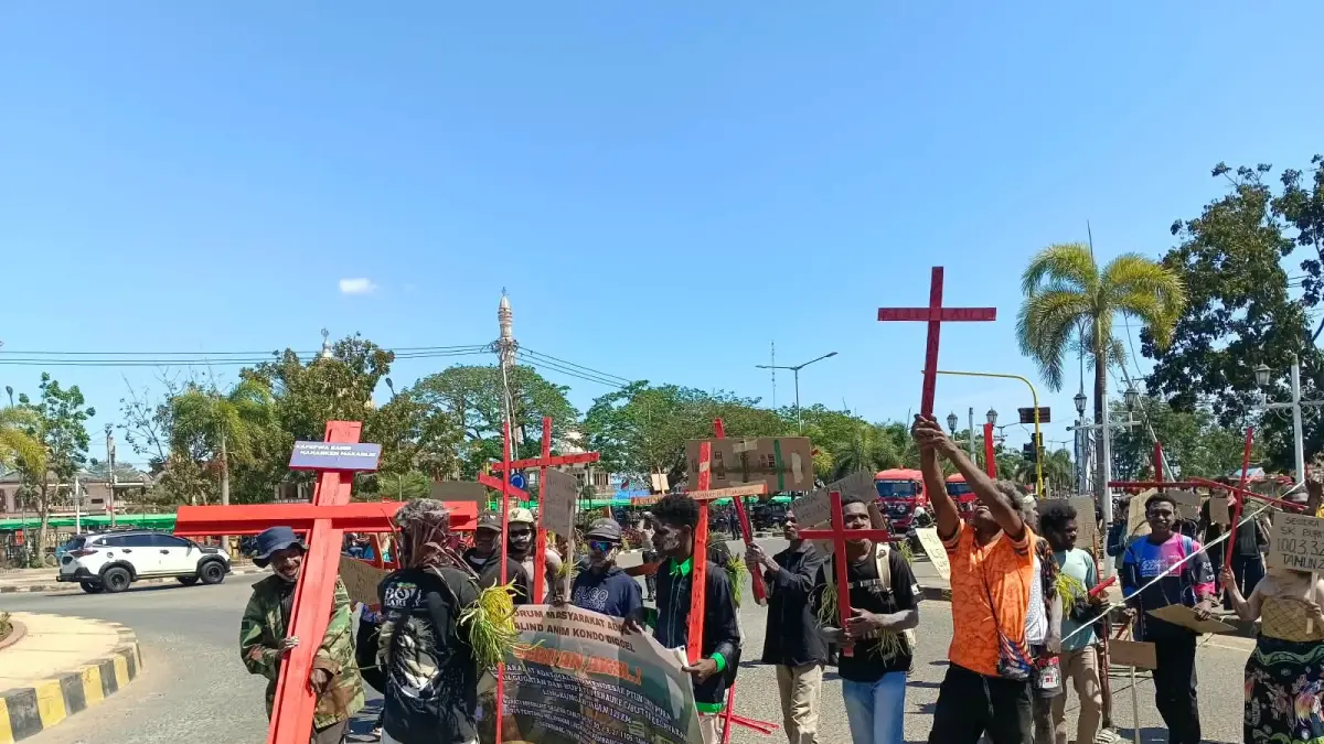 FORMAMA Malind Anim Kondo Digoel saat longmarch dari Tugu Libra ke Kantor Bupati Merauke untuk menyampaikan aspirasi mereka ke pemerintah daerah. (CEPOSONLINE.COM/SULO)&nbsp;