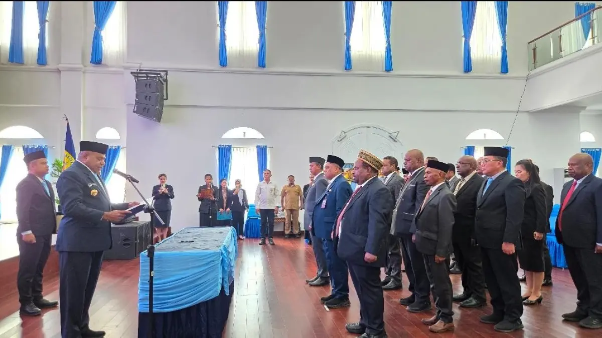 Gubernur Papua, Matius D. Fakhiri melantik pejabat pimpinan tinggi pratama dan pejabat administrator di lingkungan Pemerintah Provinsi Papua di Gedung Negara, Jayapura, Selasa (1/9/2026).(CEPOSONLINE.COM/ELFIRA)