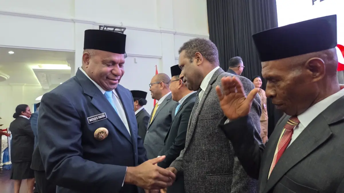 Gubernur Papua, Matius D Fakhiri &nbsp;memberikan ucapan selamat kepada sejumlah &nbsp;pimpinan tinggi pratama dan pejabat administrator di lingkungan Pemerintah Provinsi Papua yang dbaru dilantik &nbsp;di Gedung Negara, Jayapura, Senin (1/9/2026). (Ceposonline.com/Elfira)&nbsp;
