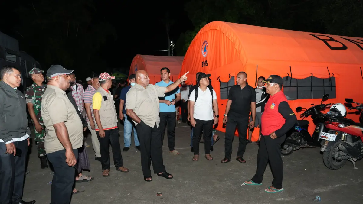 Gubernur Papua, Matius D Fakhiri &nbsp;meninjau lokasi pengungsian korban kebakaran di belakang Stadion Mandala, Dok V, Distrik Jayapura Utara, Kota Jayapura, pada Selasa (1/9/2026) dini hari.(CEPOSONLINE.COM/HUMAS PEMPROV).