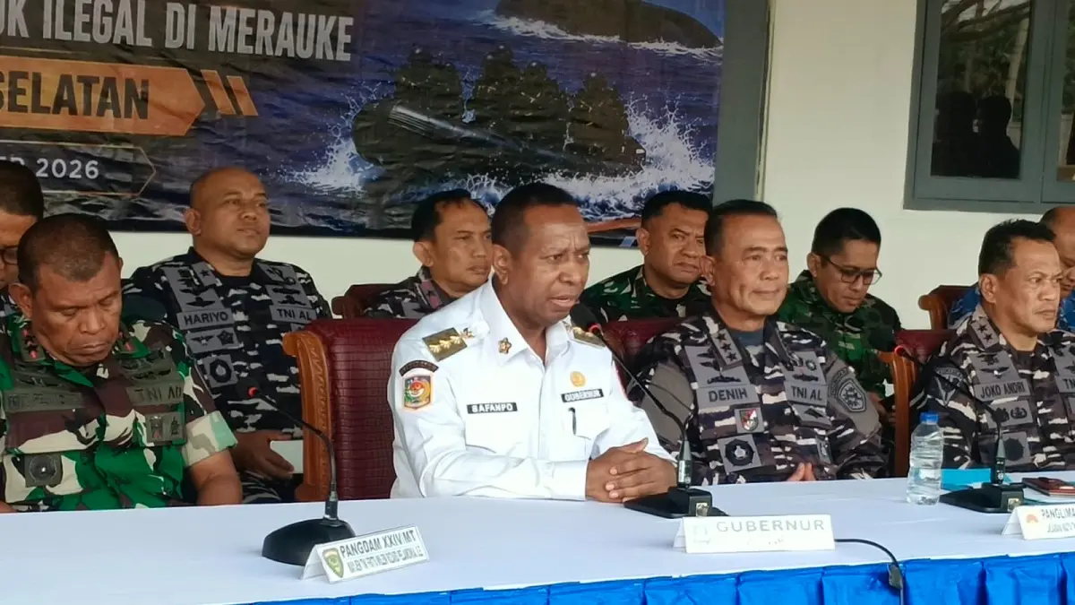 Gubernur Papua Selatan Apolo Safanpo bersama Pangkoarmada RI saat melakukan pemusnahan rokok ilegal dengan cara dibakar di Mako Kodaeral XI Merauke, Rabu (2/9/2026)&nbsp;

(CEPOSONLINE.COM/SULO)&nbsp;