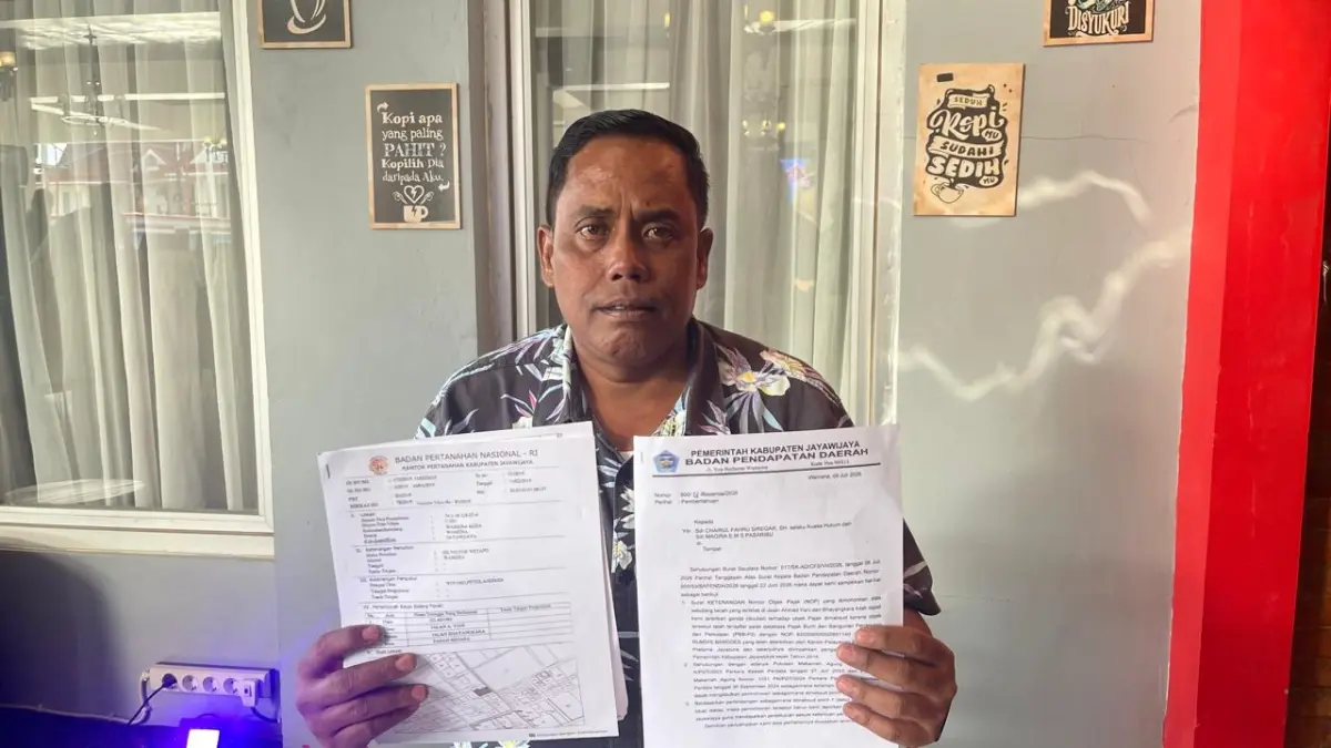 Kuasa Hukum PT Putra Baliem Mandiri Choirul Siregar, saat memperlihatkan bukti-bukti yang menjadi materi gugatan di PTUN Jayapura dan PN Wamena terhadap Pemkab Jayawijaya. Rabu (2/9/2026) foto Deni ceposonline.com