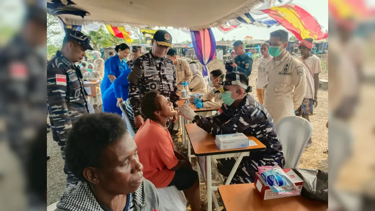 Pangkoarmada RI Laksamana Madya TNI Denih Hendrata saat meninjau pemeriksaan kesehatan dan pengobatan gratis yang dilaksanakan Kodaeral XI, Rabu (2/9/2026)&nbsp;

(CEPOSONLINE.COM/SULO)&nbsp;