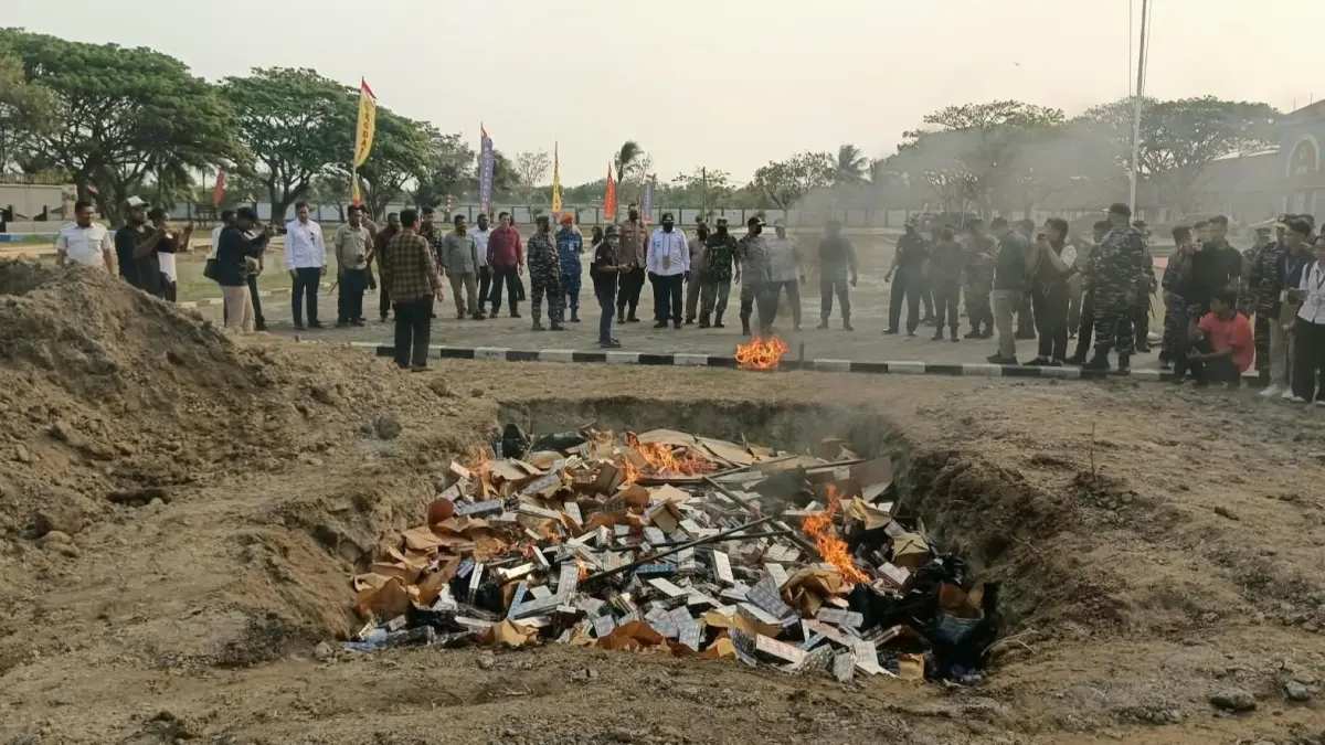 Pemusnahan 1,489 juta rokok ilegal dengan cara dibakar di Mako Kodaeral XI Merauke, Rabu (2/9/2026)&nbsp;

(CEPOSONLINE.COM/SULO)&nbsp;