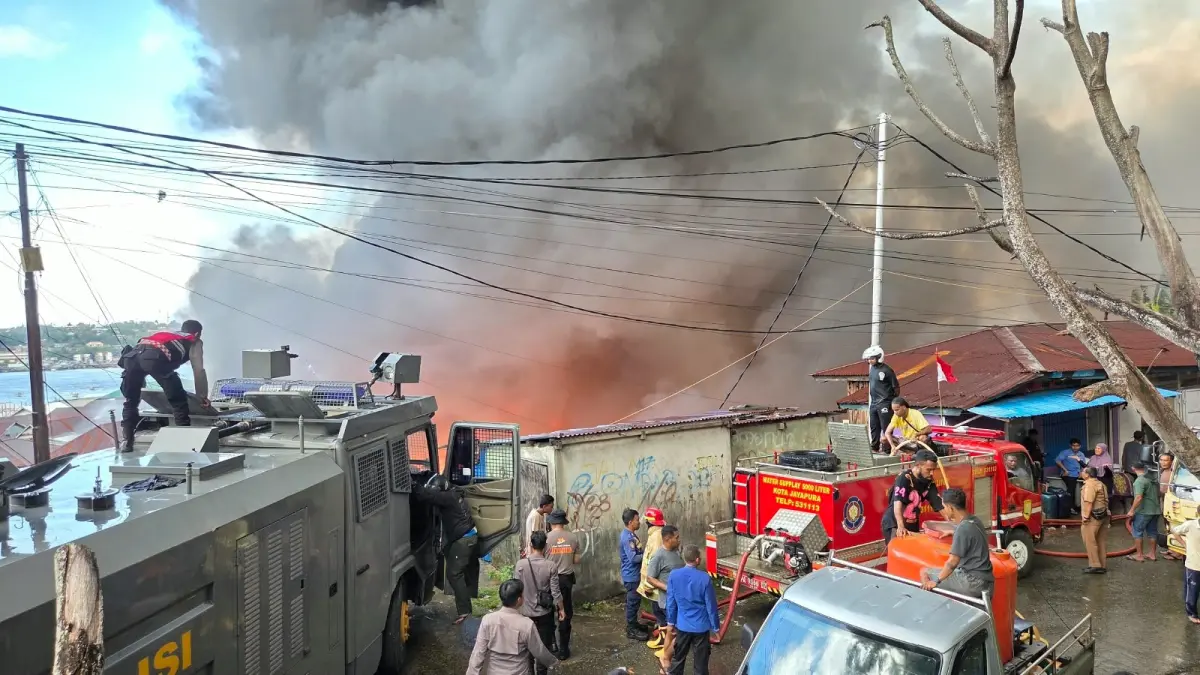 Petugas pemadam kebakaran saat memadamkan api di Kompleks Mandala, Jalan Masuk SMA Gabungan, Kota Jayapura, Senin (31/8/2026).
(CEPOSONLINE.COM/ELFIRA).
