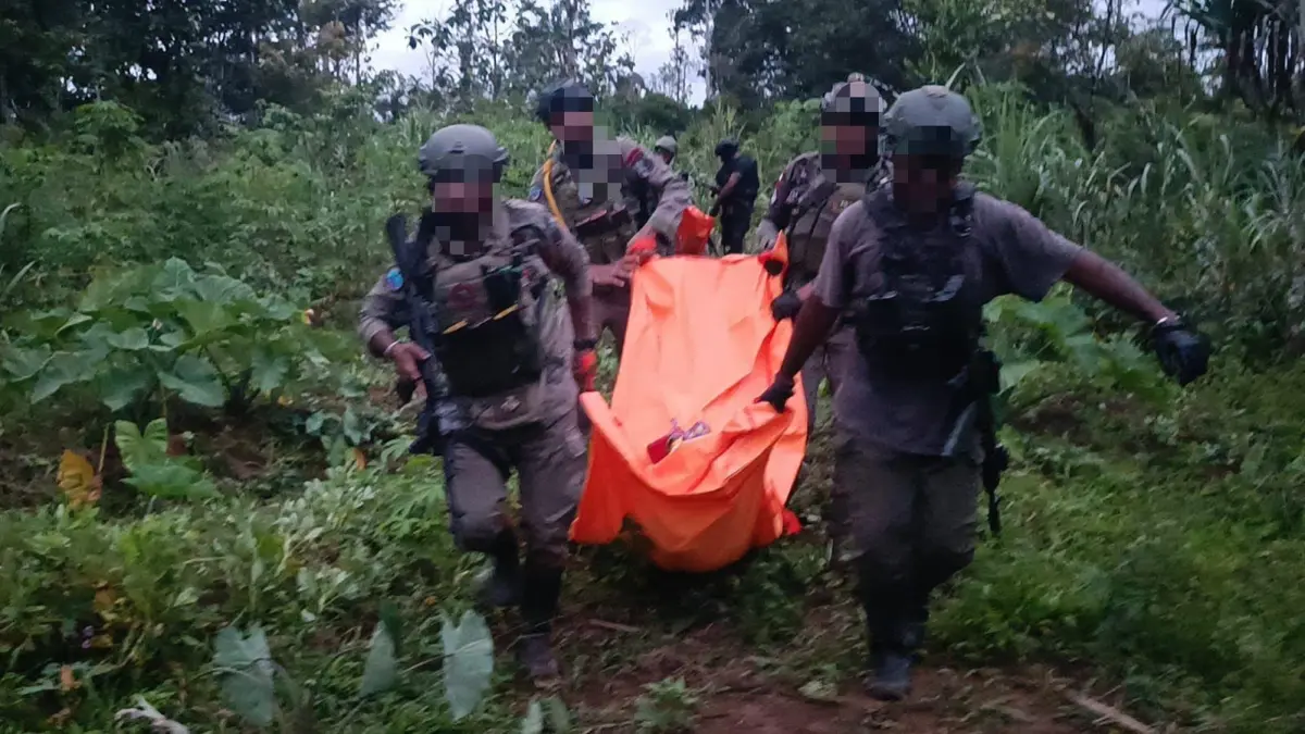 Satgad ODC saat evakuasi jenasa 4 anggota KKab yang tewas dalam oprasi gabungan di kawasan Kantor KPU Lama, Jalan Miyaro, Distrik Dekai, Kabupaten Yahukimo, Selasa (1/9/2026) (CEPOSONLINE.COM/HUMAS ODC)