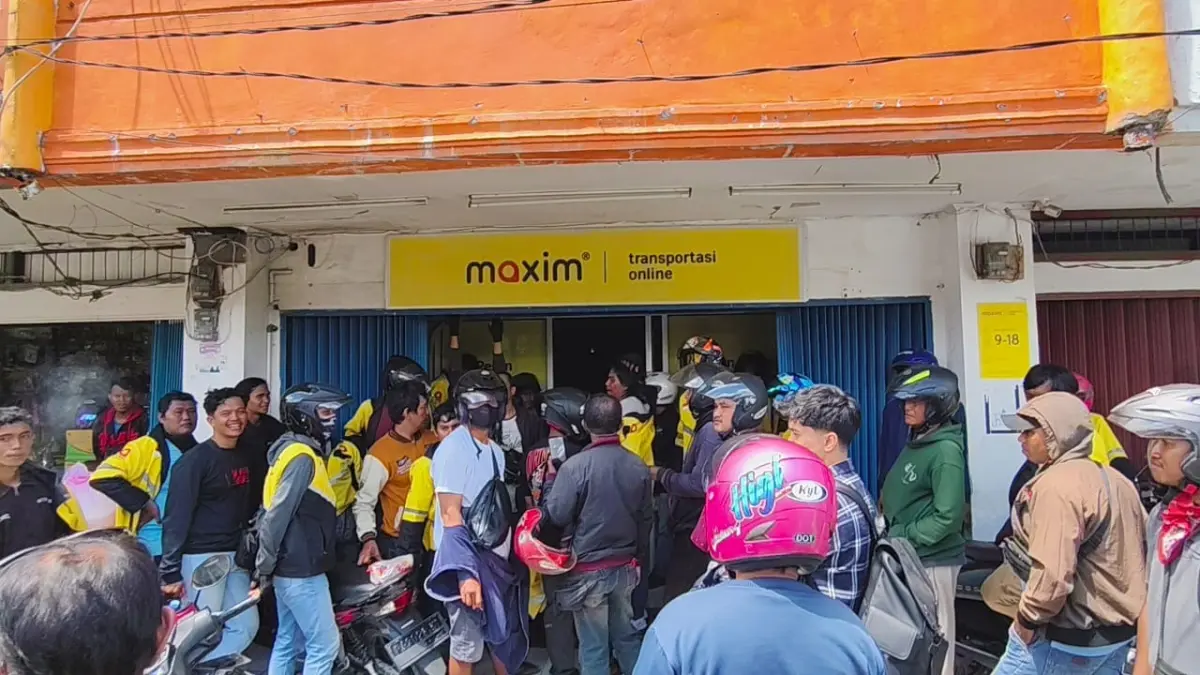 Sejumlah pengemudi ojek online saat berada di depan Kantor Maxim di Abepura beberapa waktu lalu. Pemerintah segera menerbitkan Perpres tentang Ojol. (Ceposonline.com/Dok.Cepos) &nbsp;