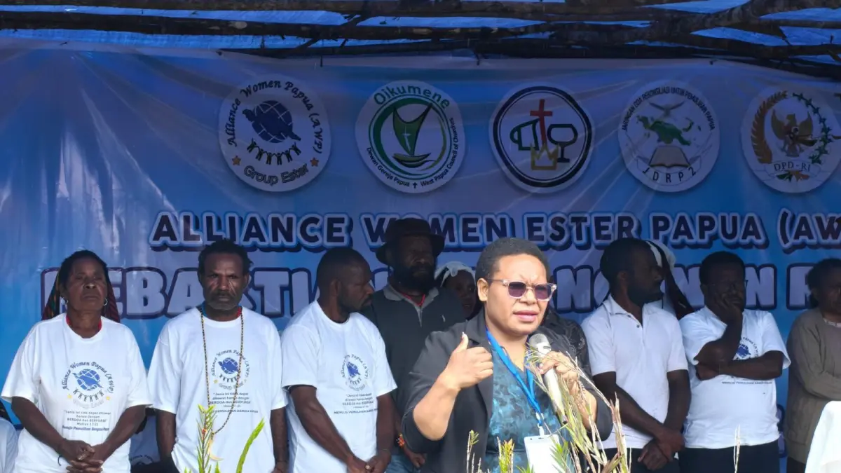 &nbsp;Senator asal Papua Tengah, Eka Kristina Yeimo saat menggelar Doa dan Puasa bersama masyarakat di Sinak, Kabupaten puncak belum lama ini. (CEPOSONLINE.COM/ISTIMEWA)&nbsp;