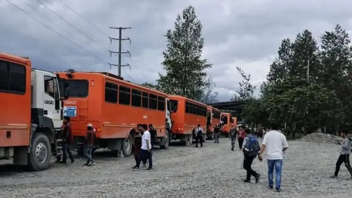 Tampak sejumlah karyawan yang hendak naik bus karyawan PTFI di Mile Post 50 namun diperingatkan untuk kembali karena telah terjadi penembakan terhadap bus dan truk box. (Foto: Istimewa).&nbsp;