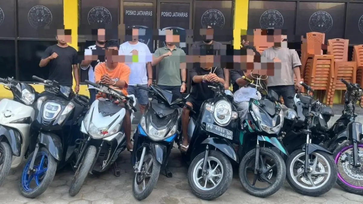 Tiga Pelaku dan sejumlah barang bukti motor curian yang diamankan TIM Opsnal Jatanras Ditreskrimum Polda Papua Barat Daya. (Fuazia/ceposonline.com)&nbsp;
