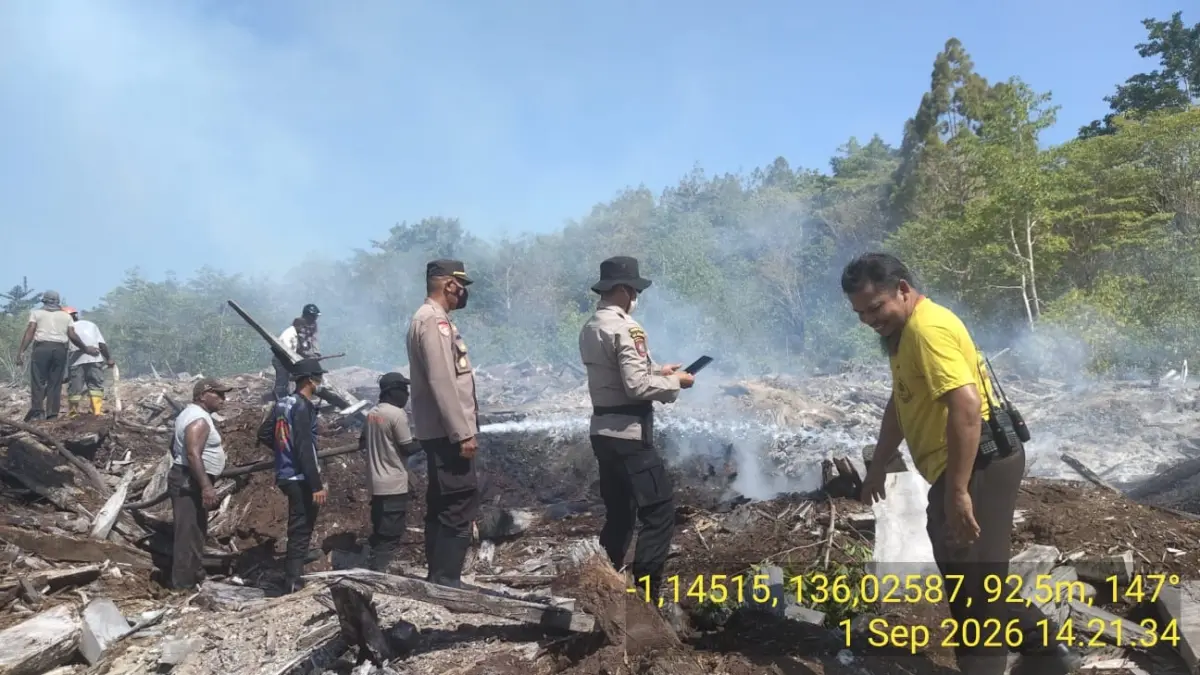 Tim Gabungan Polres Biak Saat berjibaku memadamkam Karhutla (Polres Biak)&nbsp;