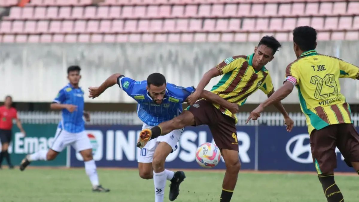 Persewar Waropen saat berlaga di Liga 2 musim 2024/2025 lalu. Saat ini Persewar bersama 27 klub lainnya dilaporkan menunggak gaji pemain. APPI melaporkan total gaji pemain yang tertunggak dari Liga 1 sampai Liga 4 sebesar Rp14,8 miliar. (CEPOSONLINE.COM/DOKUMEN)
