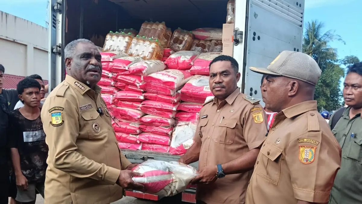 Wali Kota Jayapura, Dr. Abisai Rollo saat menyerahkan bantuan kepada koordinator posko induk di lokasi pengungsian di Mandala, Distrik Jayapura Utara, &nbsp;Selasa (1/9/2026).
(Ceposonline.com/Mustakim Ali)