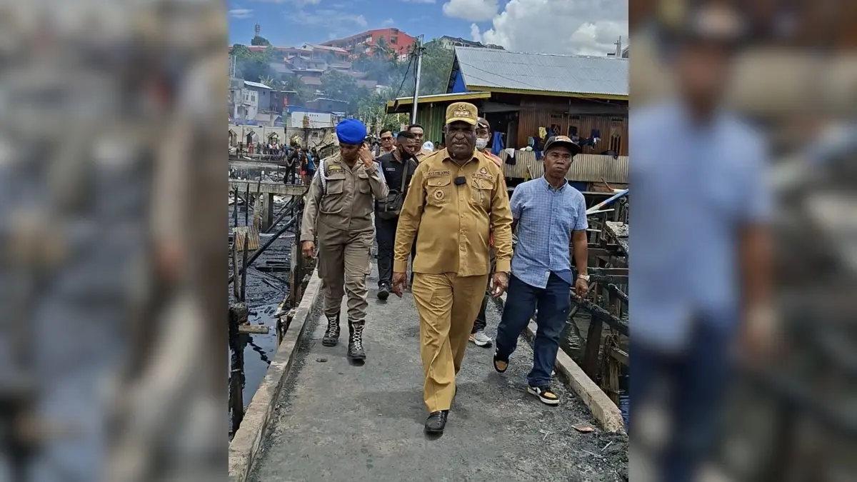 Wali Kota Jayapura, Dr. Abisai Rollo saat tinjau lokasi kebakaran di kelurahan Mandala, Selasa (1/9/2026).(Foto Takim/CEPOSONLINE.COM)