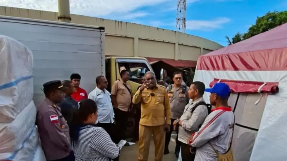 Wali Kota Jayapura, Dr. Abisai Rollo saat tinjau lokasi pengungsian di Belakang Stadion Mandala, Selasa (1/9/2026). (Foto: Takim/CEPOSONLINE.COM)