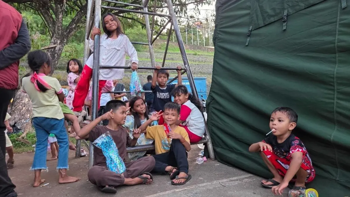 Anak-anak bermain di lokasi pengungsian di sekitar Lapangan Mandala, Rabu (2/9/2026). Sebagian di antaranya merupakan pelajar yang belum kembali bersekolah karena perlengkapan sekolah mereka terbakar dalam kebakaran. (CEPOSONLINE.COM/ELFIRA).