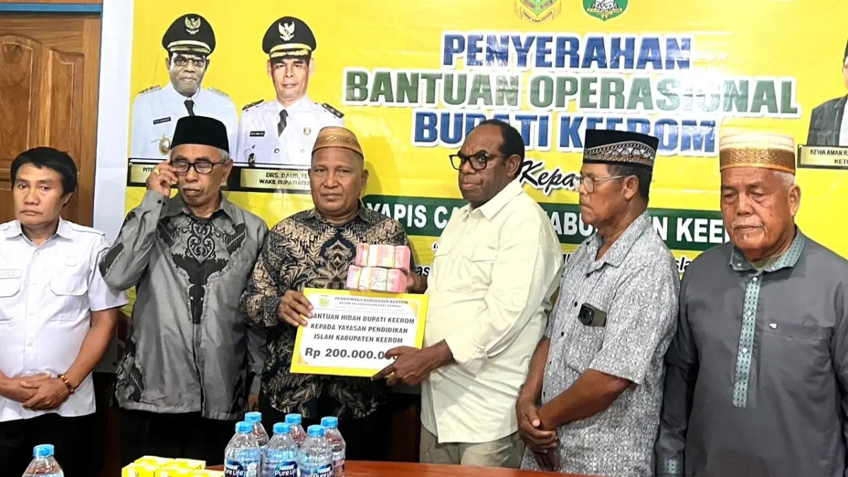 Bupati Keerom, Piter Gusbager saat menyerahkan dana hibah kepada Yayasan Pendidikan Islam (Yapis) Cabang Kabupaten Keerom&nbsp;
pada Rabu (2/9/2026).