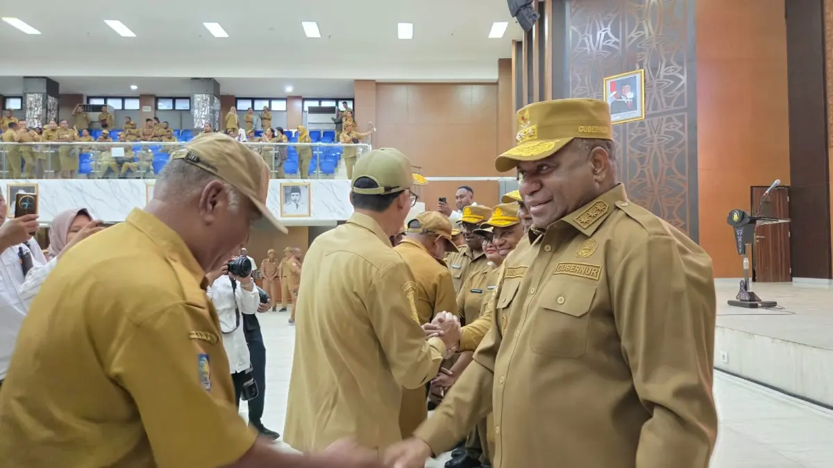 Gubernur Papua, Matius D. Fakhiri bersalaman dengan sejumlah ASN usai apel pengarahan di lingkungan Pemerintah Provinsi Papua, Januari 2026.(CEPOSONLINE.COM/ELFIRA)