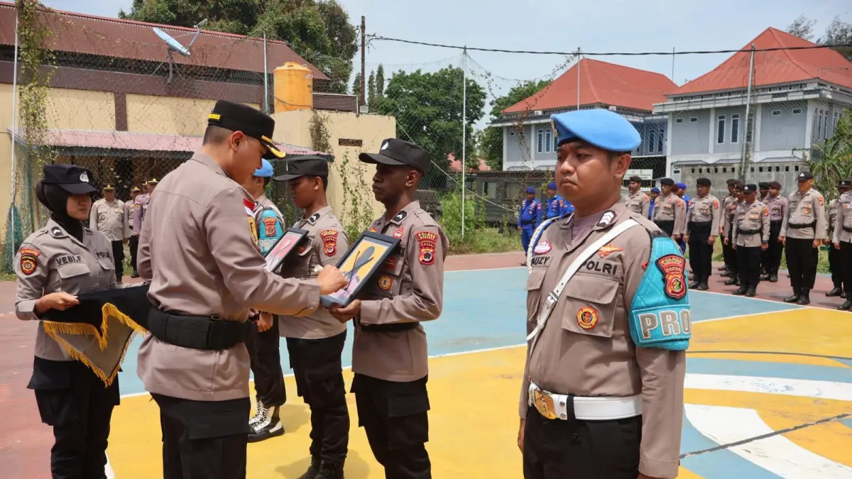 Kapolres Merauke, AKBP Leonardo Yoga saat memimpin upacara pemecatan tidak dengan hormat dua anggota Polres Merauke, di Lapangan Voli 38 Setia Polres Merauke, Kamis (3/9/2026).(CEPOSONLINE.COM/ISTIMEWA) &nbsp;
