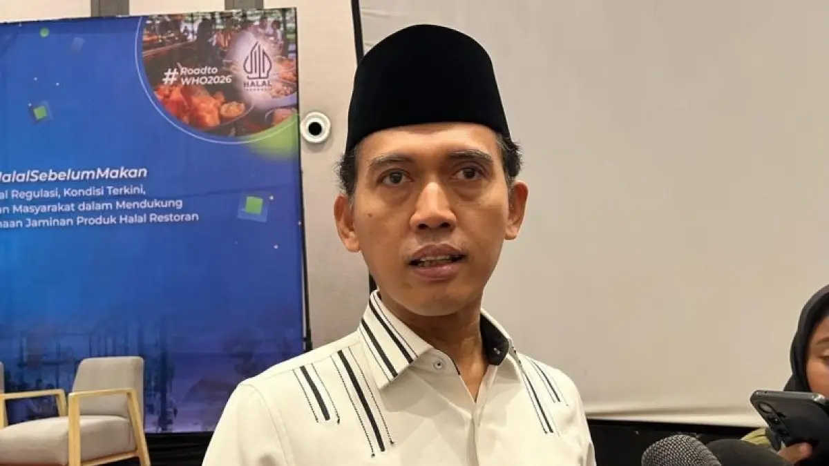 Ketua MUI Bidang Fatwa Asrorun Niam Sholeh dalam wawancara cegat usai media briefing Wajib Halal Oktober yang digelar di Jakarta, Rabu (2/9/2026). (CEPOSONLINE.COM/NTARA/Asep Firmansyah)