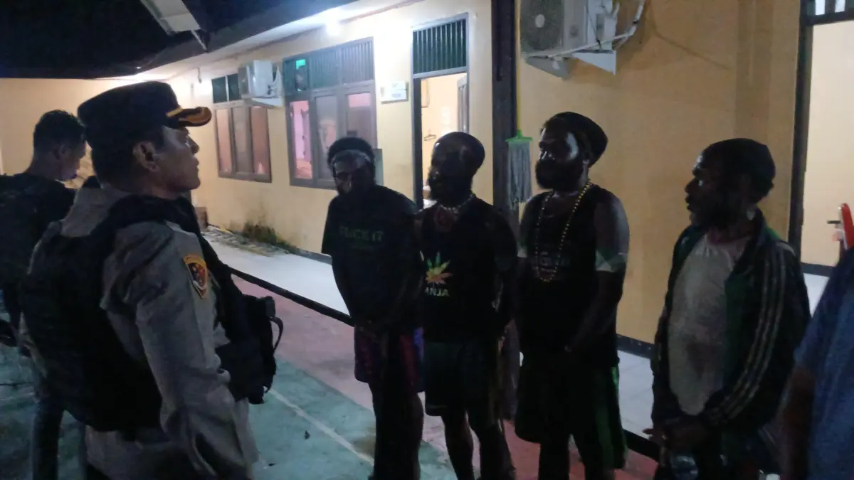 Para pelaku yang ditangkap di Distrik Kwamki Narama karena terperangkap Undang-Undang Darurat. (ISTIMEWA)