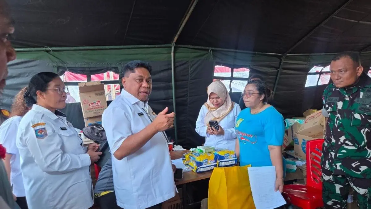 Pj Sekda Papua, Christian Sohilait bersama pejabat Pemprov lainnya meninjau posko pengungsian korban kebakaran di Kota Jayapura sekaligus memastikan kebutuhan warga yang masih diperlukan, Rabu (2/9/2026).(CEPOSONLINE.COM/ELFIRA).
