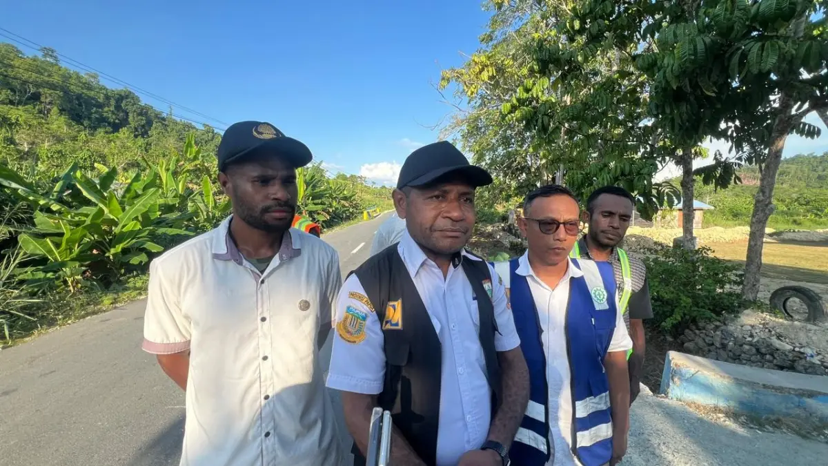 Plt Kepala Dinas PU Kabupaten Keerom, Ferry Amo, dan pejabat Dinas PU Keerom saat memberikan keterangan saat meninjau jalan ruas Warbo - Jaifuri, Rabu (2/9/2026).