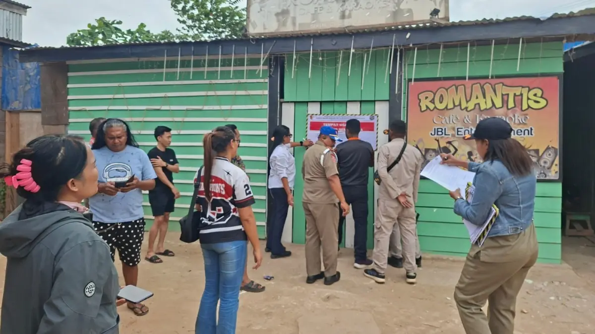 Satpol PP Kabupaten Merauke saat melakukan penutupan terhadap empat tempat usaha karaoke dan cafe di KBS Merauke, Jumat (28/8/2026).(CEPOSONLINE.COM/ISTIMEWA)&nbsp;
