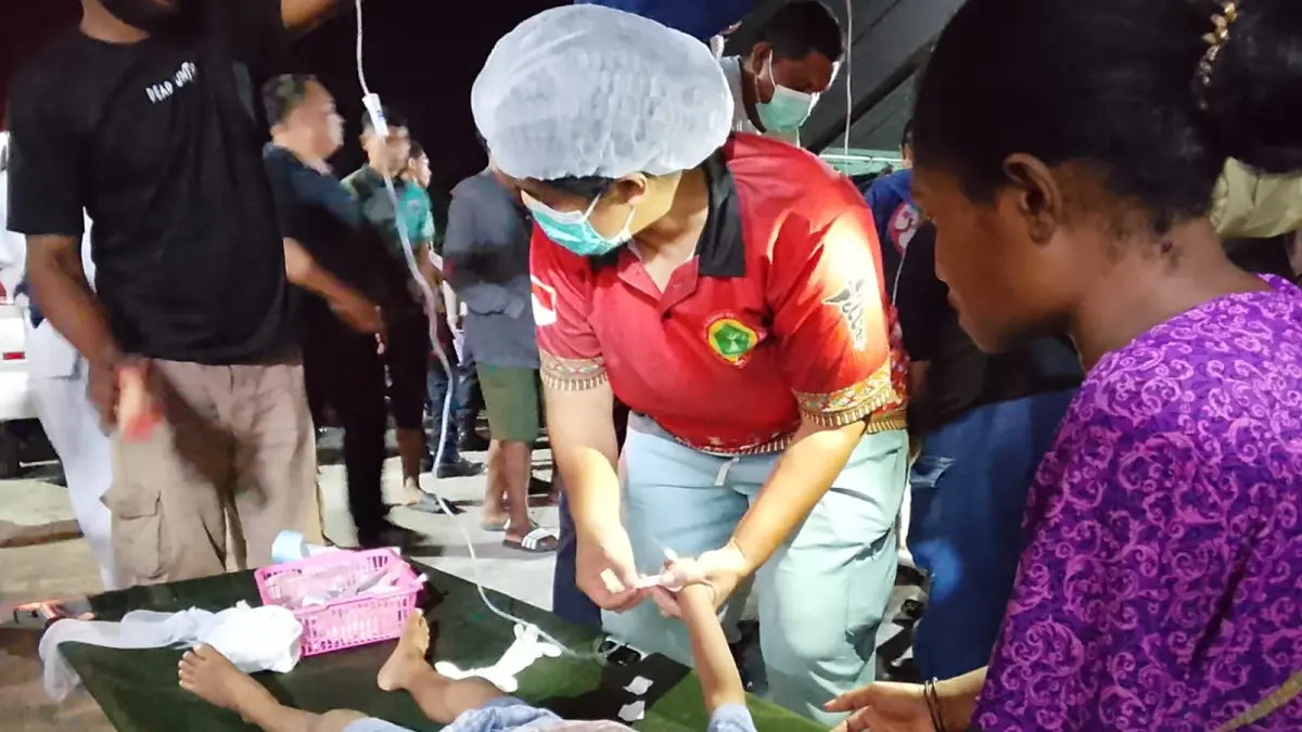 Seorang bocah tampak lemas usai keracunan MBG ketika mendapatkan penanganan medis di halaman RSUD Yowari awal Agustus lalu. (CEPOSONLINE.COM/YOHANA) 
