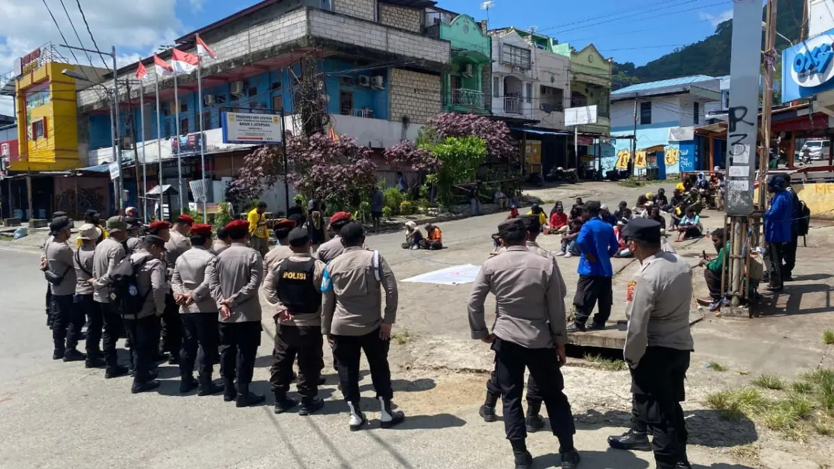 Somap mengelar aksi mimbar bebas di Lingkaran Abepura,Kamis (3/92026). Dikawal ketat oleh aparat keamanan setempat. (CEPOSONLINE.COM/JIMI).