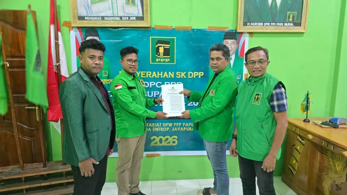 Anggota DPRK Waropen Lion Maniagasi, S.Sos saat nenerima SK sebagai Ketua DPC Partai Persatuan Pembangunan (PPP) Kabupaten Waropen, Di Kantor DPW PPP &nbsp;yang diserahkan langsung &nbsp;Sekretaris DPW PPP Provinsi Papua Abdul Rahim, dan jajaran petinggi PPP Provinsi Papua, &nbsp;Rabu (2/9). (Ceposonline.com/istimewa)