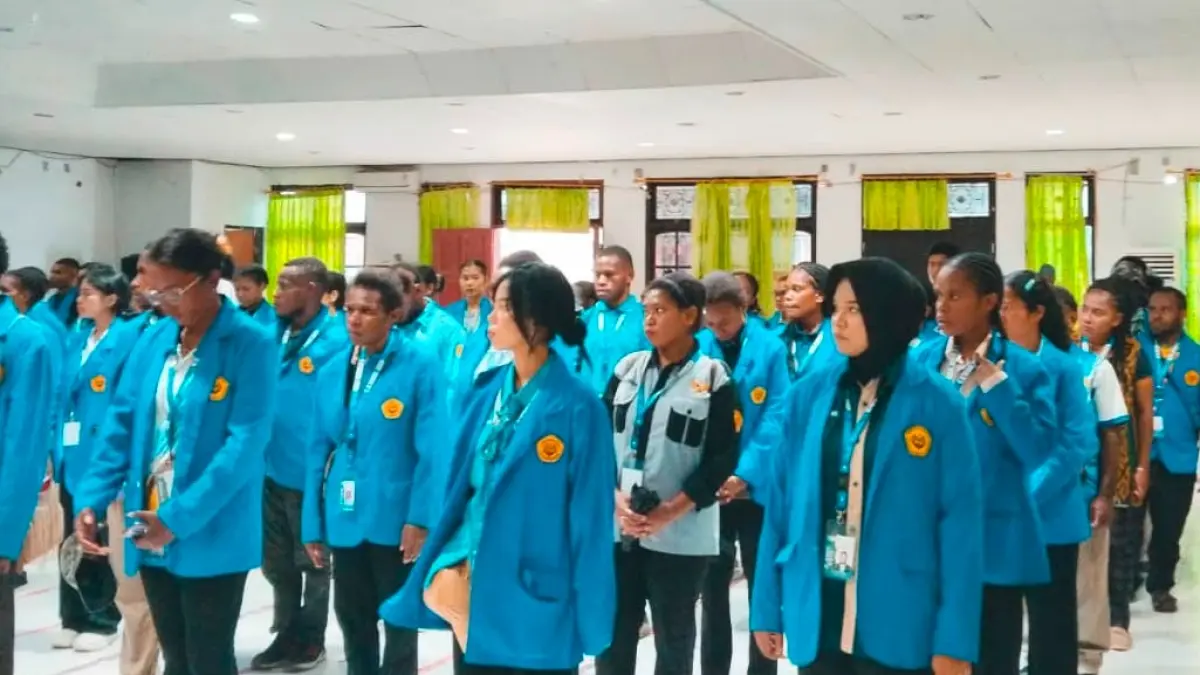 Tampak para mahasiswa mengikuti proses penerimaan di Aula Kantor Bupati Keerom, Selasa (11/8). (CEPOSONLINE/ERIANTO)