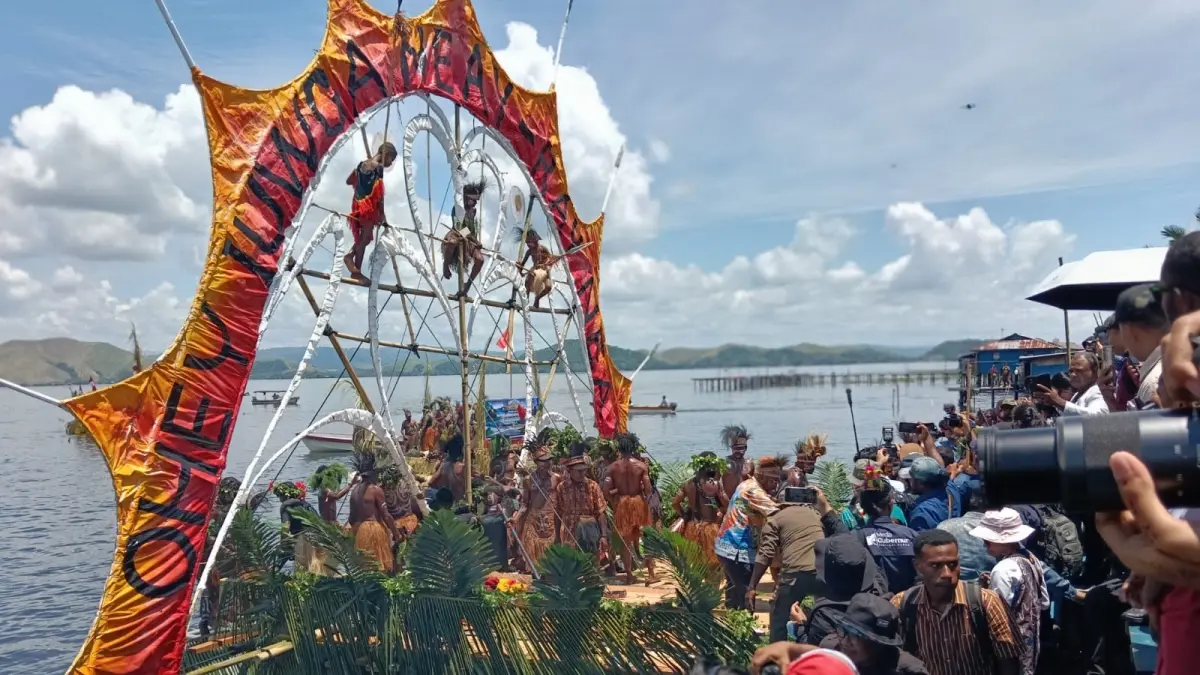 Wakil Menteri Pariwisata RI, Ni Luh Enik Ermawati menaiki perahu dan menikmati tarian Isosolo di atas Danau Sentani dalam rangkaian FDS XV di Kawasan Wisata Pantai Khalkote, Kamis (3/9/2026).(CEPOSONLINE.COM/PRIYADI)