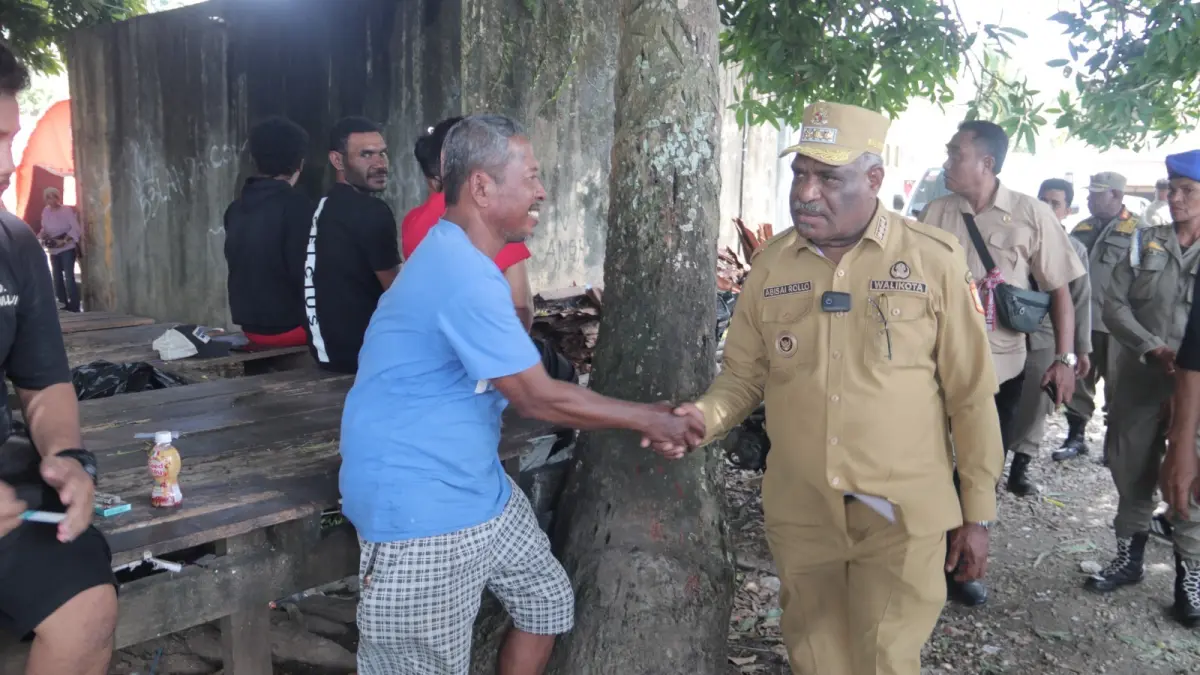 Wali Kota Jayapura, Abisai Rollo memberikan keterangan kepada awak media saat mengunjungi posko pengungsian, Kamis (3/9/2026). (CEPOSONLINE.COM/MUSTAKIM)