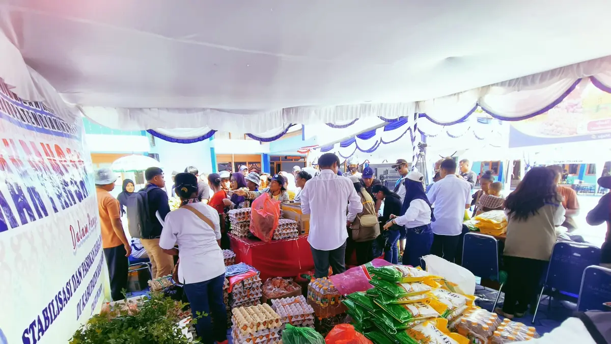 Warga saat mengantre pangan murah yang digelar di LPP RRI Biak, Kamis (3/9/2026).(CEPOSONLINE.COM/ISMAIL).