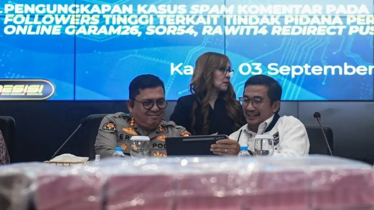 Direktur Tindak Pidana Siber (Dirtipidsiber) Bareskrim Polri Brigjen Pol Adex Yudiswan (kanan) berbincang dengan Kepala Bagian Penerangan Umum (Kabag Penum) Divisi Humas Polri Kombes Pol. Erdi A. Chaniago (kiri) saat pengungkapan kasus kejahatan siber di Gedung Awaloedin Djamin Bareskrim Polri, Jakarta, Kamis (3/9/2026).&nbsp;
(CEPOSONLINE.COM/ANTARA FOTO/Muhammad Adimaja)