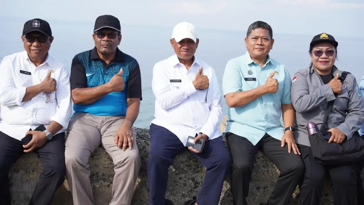 Bupati Biak Numfor Markus Mansnembra, bersama Ketua DPRK Daniel Rumanasen, Kepala BKPSDM Feradikha Sroyer, dan Kepala BPKAD Gunadi. (CEPOSONLINE.COM/ISMAIL)