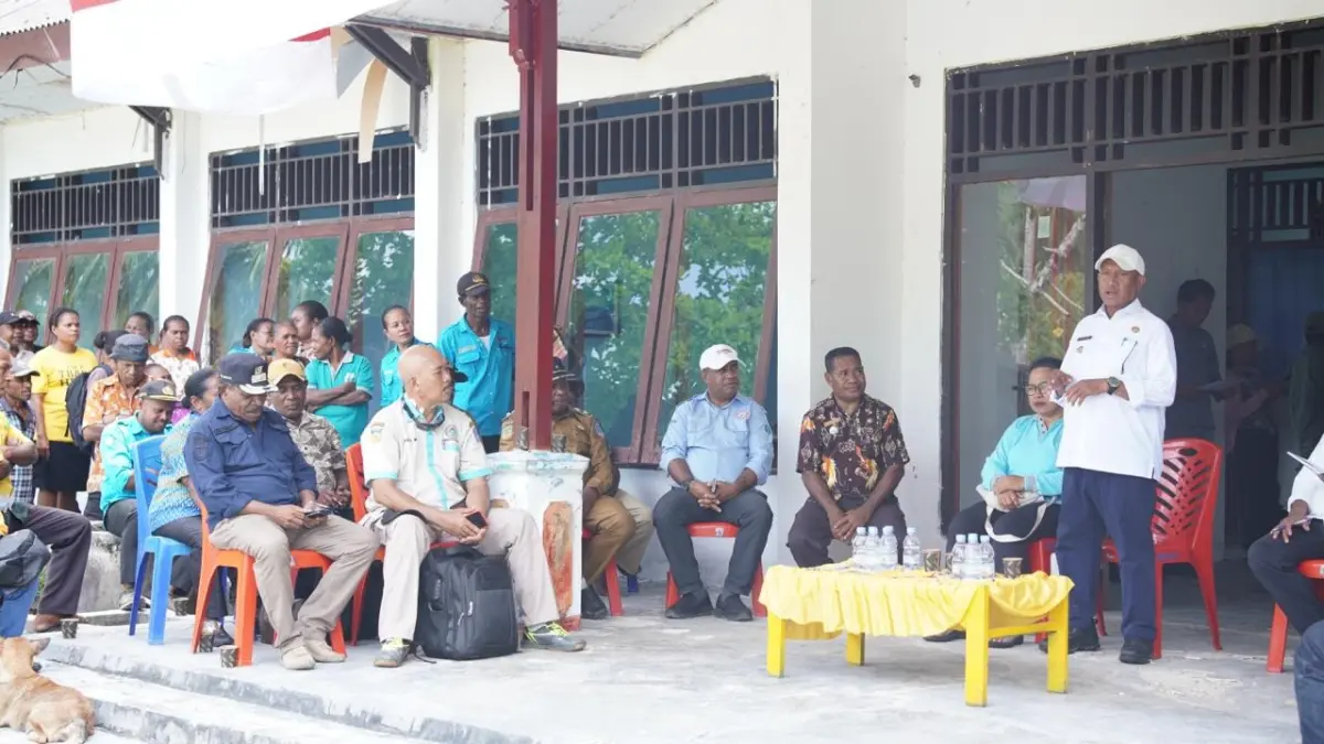 Bupati Biak Numfor saat memberikan pengarahan dan melakukan kunjungan kerja ke Pulau Pai Distrik Padaido, Kamis (4/9). &nbsp;(CEPOSONLINE.COM/ISMAIL)