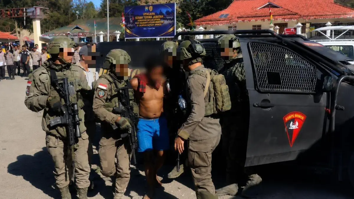 DPO JT yang ditangkap Satgas ODC di salah satu Honai di Kampung Jenggernok, Distrik Ilaga, Kabupaten Puncak, Kamis, 3 September 2026. (Foto: CEPOSONLINE.COM/POLRES MIMIKA).&nbsp;