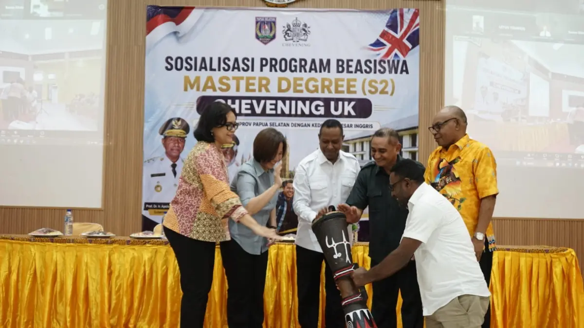 Gubernur Papua Selatan Apolo Safanpo saat membuka sosialisasi &nbsp;beasiswa magister ke Inggris di Auditorium Unmus Merauke, Kamis (3/9/2026). (CEPOSONLINE.COM/BIRO UMUM PAPSEL)&nbsp;
