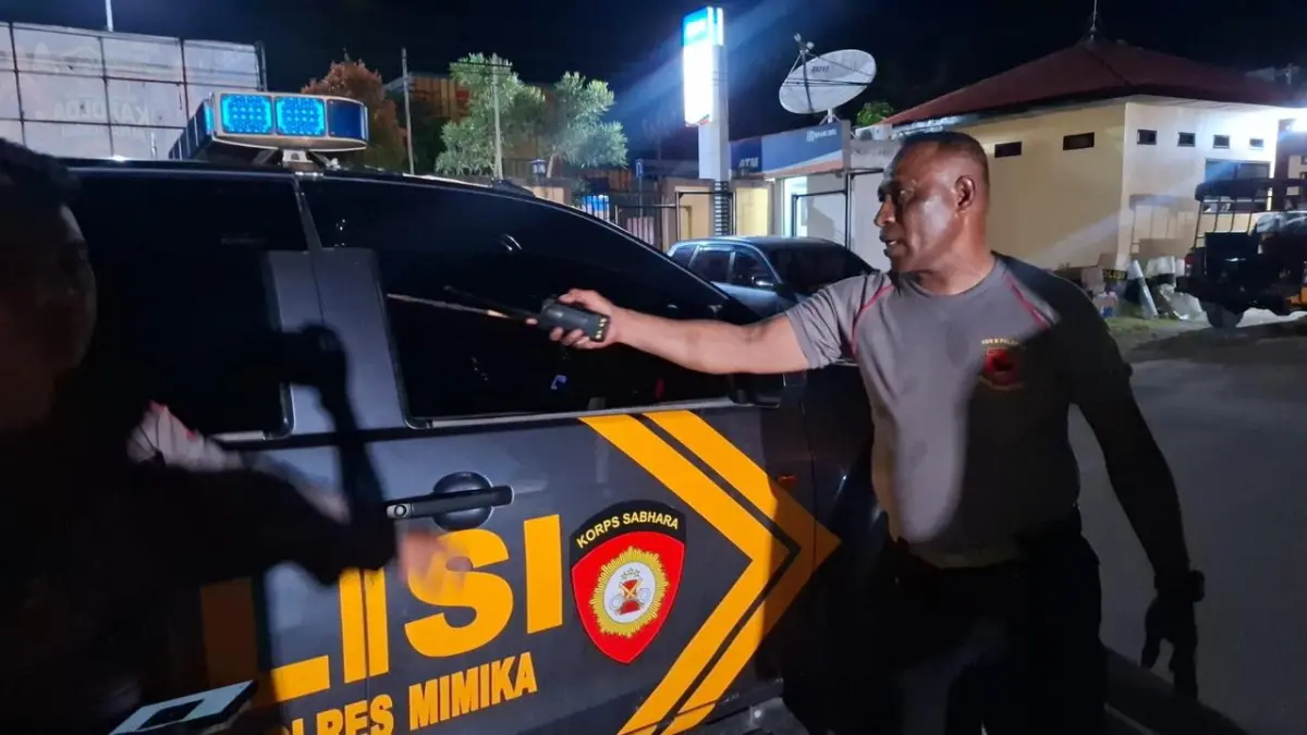 Kepala Satuan Samapta Polres Mimika Iptu Fransiskus Tethool sedang memperlihatkan bagian kendaraan yang menjadi sasaran anak panah dalam patroli gabungan di Distrik Kwamki Narama. (Foto: CEPOSONLINE.COM/POLRES MIMIKA).&nbsp;