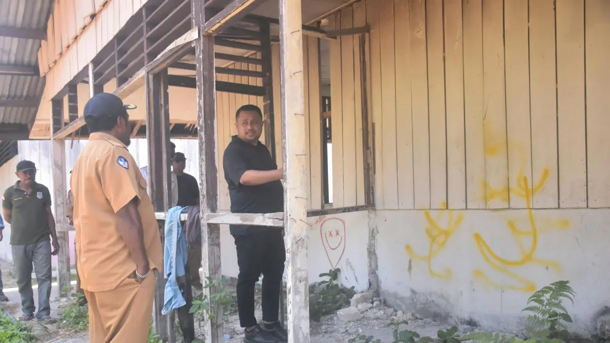 Ketua DPRP Denny H. Bonai melihat ruangan kelas SD YPK Randawaya, Distrik Ampimoi Kabupaten Kepulauan Yapen belum lama ini. (CEPOSONLINE.COM/DPRP) 