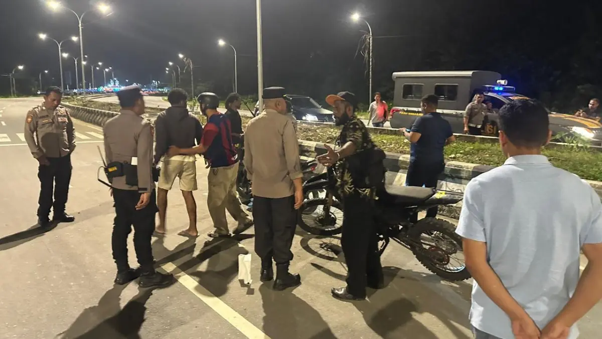 Personel Polsek Mimika Baru saat melakukan razia di salah satu kawasan di Mimika Baru. (Foto: CEPOSONLINE.COM/POLSEK MIMIKA BARU).